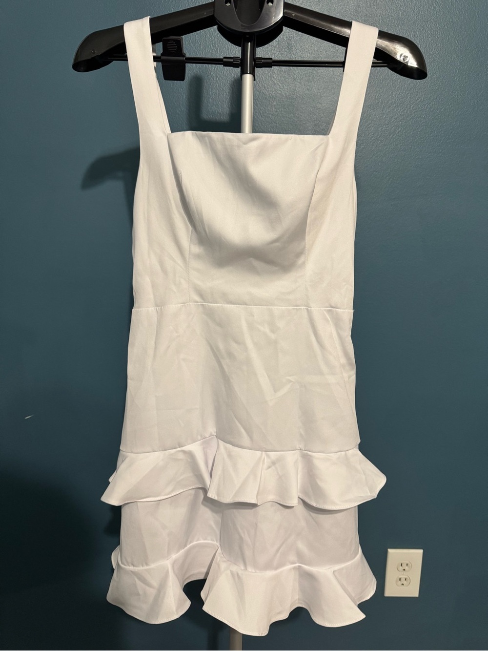 White Ruffle Hem Sleeveless Wedding Dress